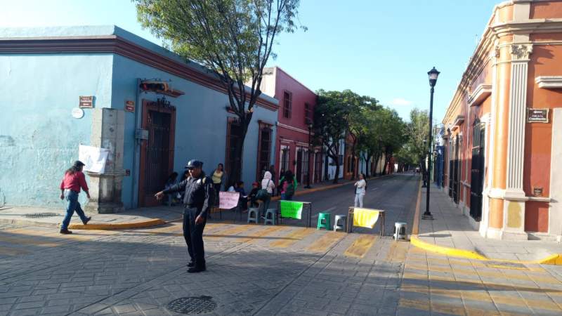 Por segundo día, bloquean padres de familia de la Abraham Castellanos calles en la capital