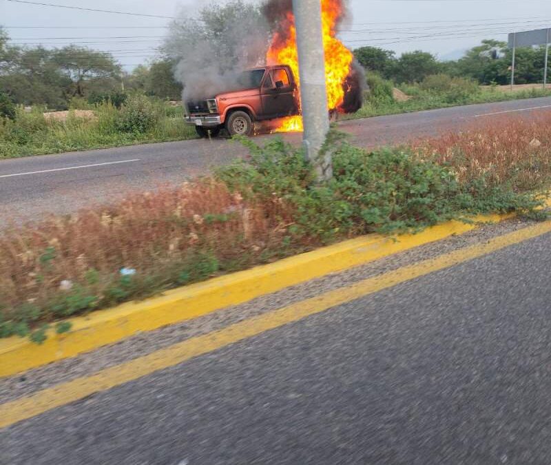 Se incendia camioneta en el tramo Tehuantepec – Salina Cruz