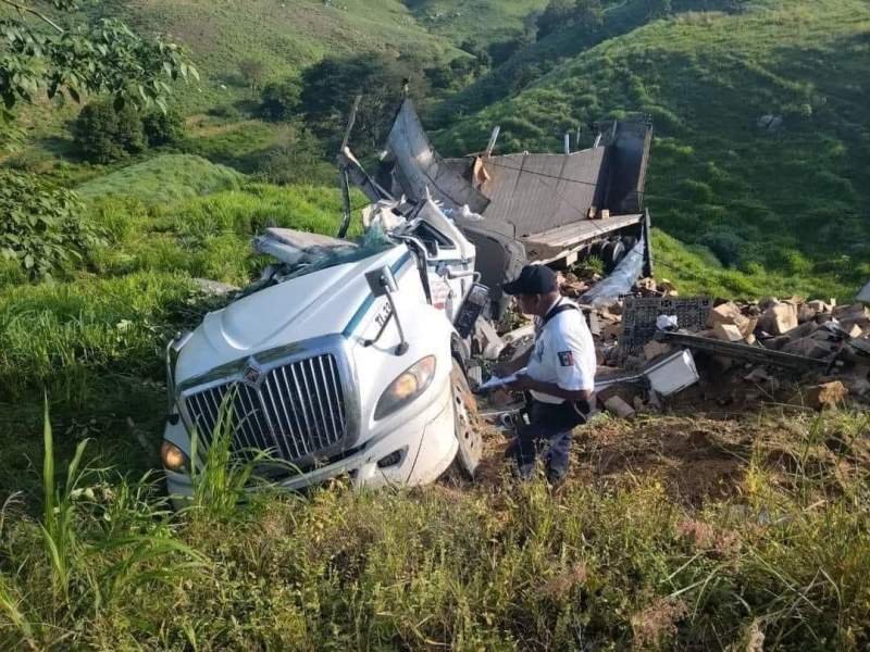 Se llevan la cerveza tras volcadura de tráiler en Jamiltepec