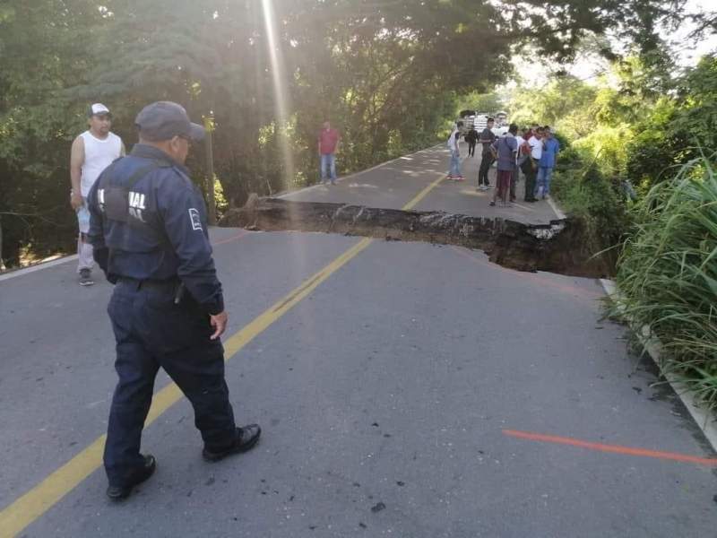 Socavón provoca el cierre sobre la carretera federal 200