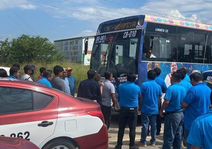 Taxistas retienen autobús del CityBus en San Bartolo Coyotepec