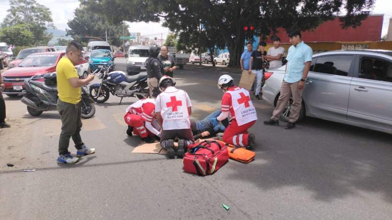 Motociclista sale lesionado sobre Símbolos Patrios tras accidente