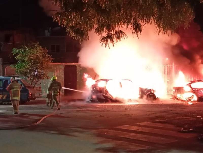 Incendian dos vehículos en Huatulco