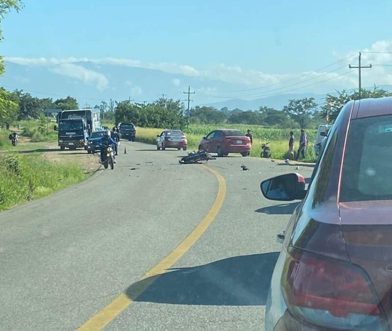 Muere motociclista tras impactar con un camión en carretera a Zimatlán