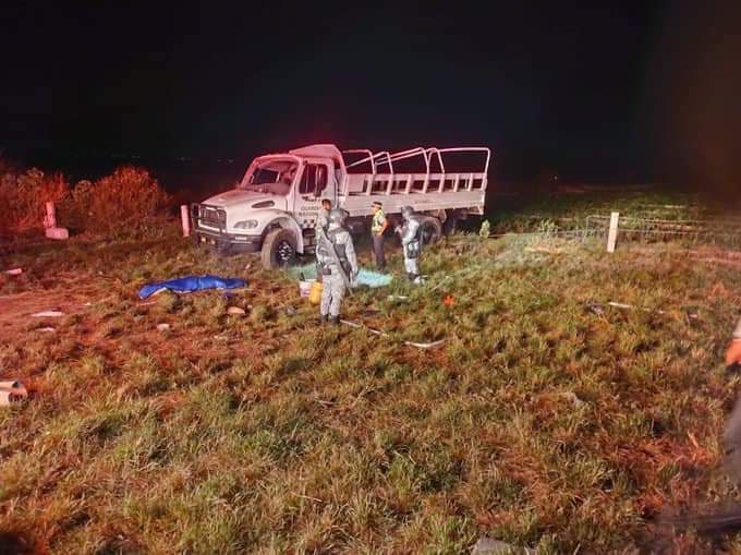 Un muerto y más de 20 heridos deja volcadura de camión de la GN en autopista de Oaxaca