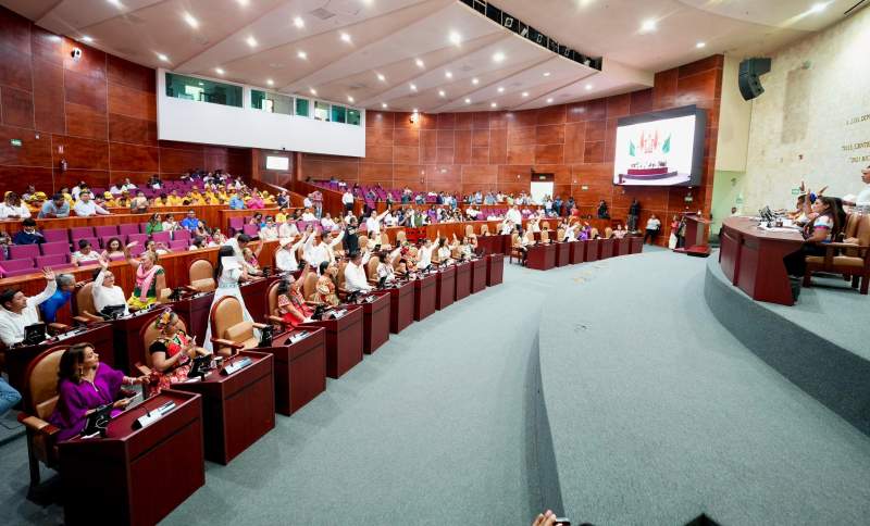 Declaran como patrimonio cultural de Oaxaca a trajes regionales de Santa María Tlahuitoltepec