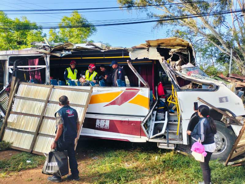 Varias personas lesionadas deja accidente de un Urbano tras chocar con un parabus sobre la 190