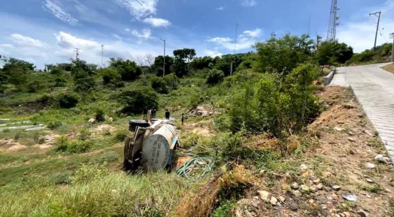 Vuelca pipa en Salina Cruz, que era manejado por menor de edad