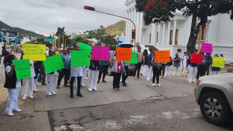 Bloquean trabajadores del Hospital Civil parcialmente en el crucero de la Fuente de las Ocho Regiones