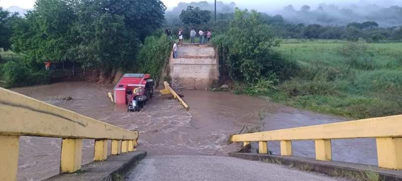 Camioneta de carga cae al río en Putla tras colapso de puente