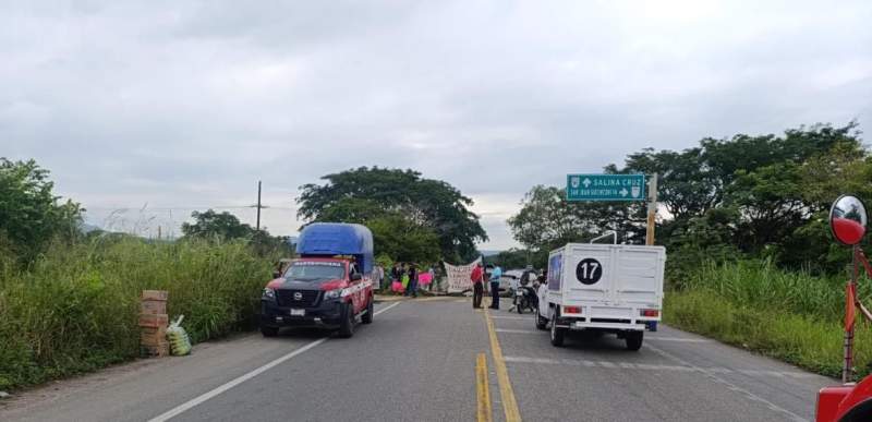 Cierran padres de familia paso hacia Veracruz