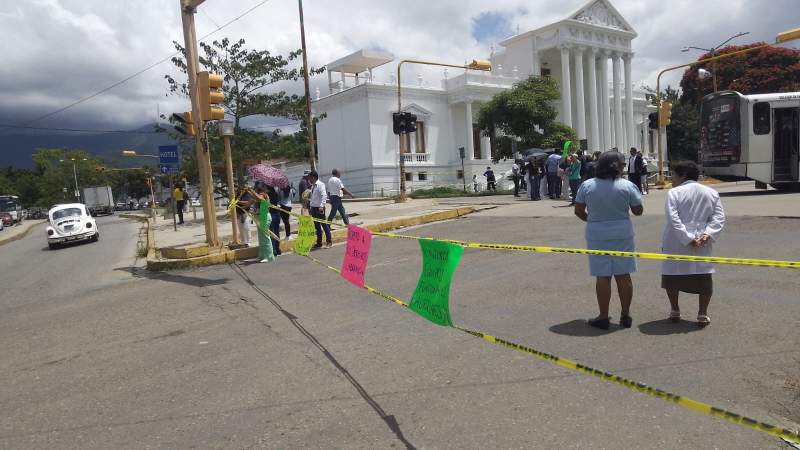 Cierran trabajadores de salud en inmediaciones del Hospital Civil