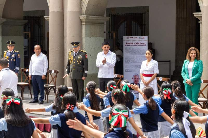 Con fervor patrio familias oaxaqueñas disfrutan del Desfile Cívico Militar