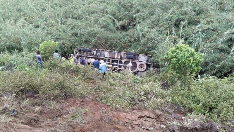 De accidente camión de carga en Miahuatlán; el chofer quedó prensado