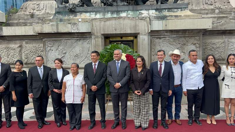 Encabeza Jara acto de ofrenda floral al Altar Patria en el Ángel dé Independencia