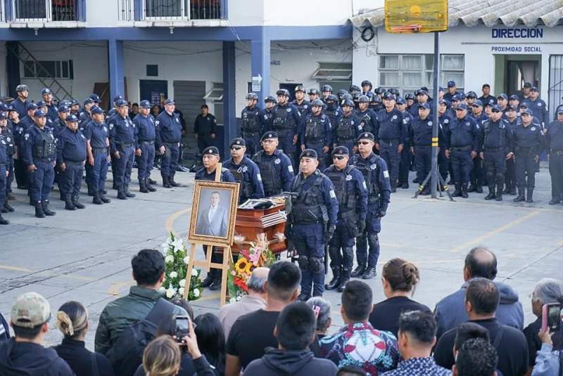 Encabeza Neri guardia de honor a policía municipal fallecido en la capital