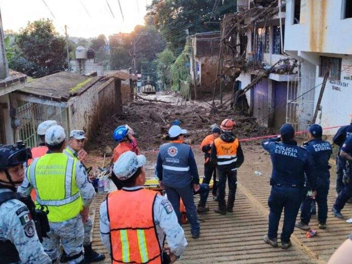 Familia queda sepultada por deslave en Xalapa, Veracruz