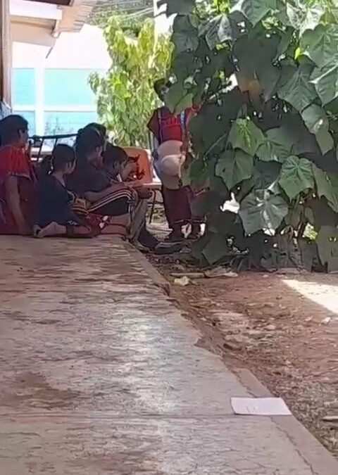 Filtran video del resguardo de niños triquis tras balacera en una escuela de Copala