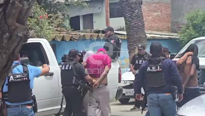 Hallan cuerpo en domicilio cateado por la AEI; hay siete detenidos