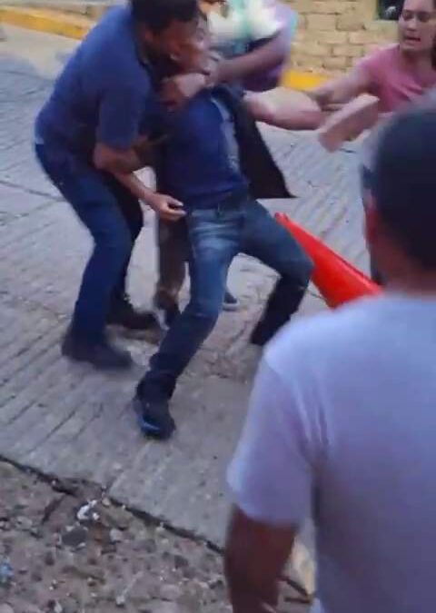 Hombre es detenido al ingresar y pedir informe a niños de una escuela en Oaxaca