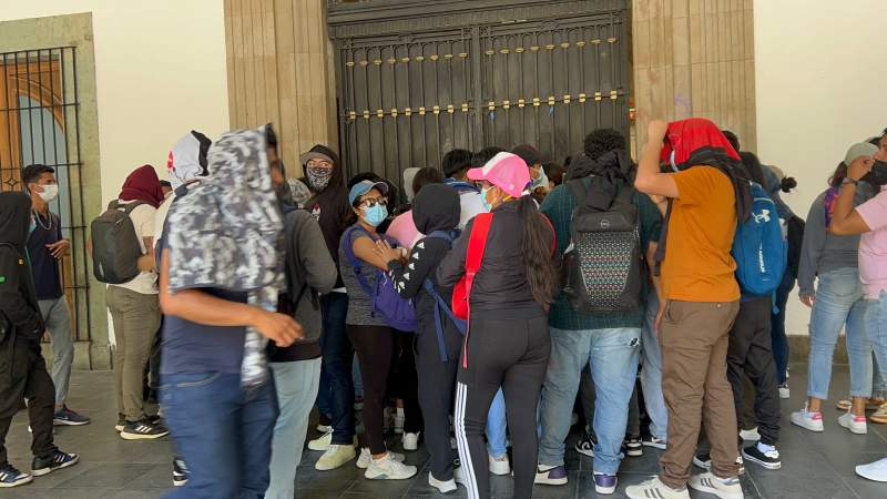 Maestros de educación física bloquean el ADO y toman accesos al Palacio de Gobierno y se confrontan con Fredy Gil