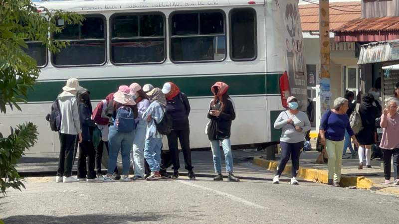 Normalistas bloquean para exigir diplomados