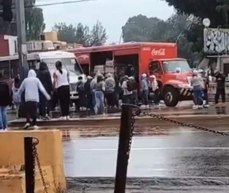 Normalistas roban productos de camión de Coca Cola en la capital; Sego asegura que se aplicará la ley