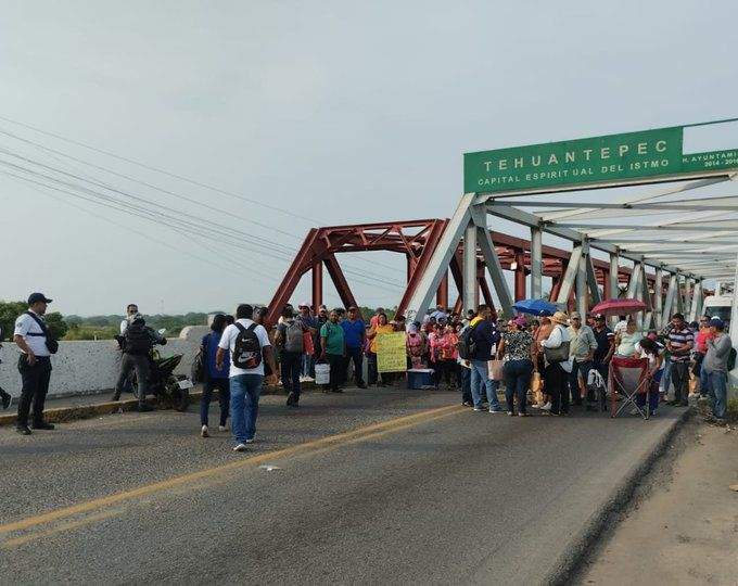 Padres de familias bloquean paso en puente de Fierro de Tehuantepec