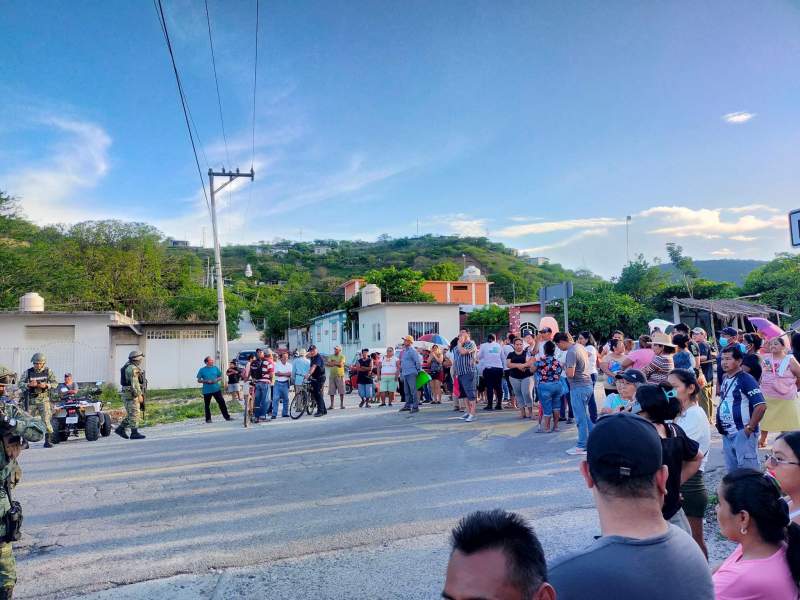 Por apagones, bloquean paso en Jalapa del Marqués