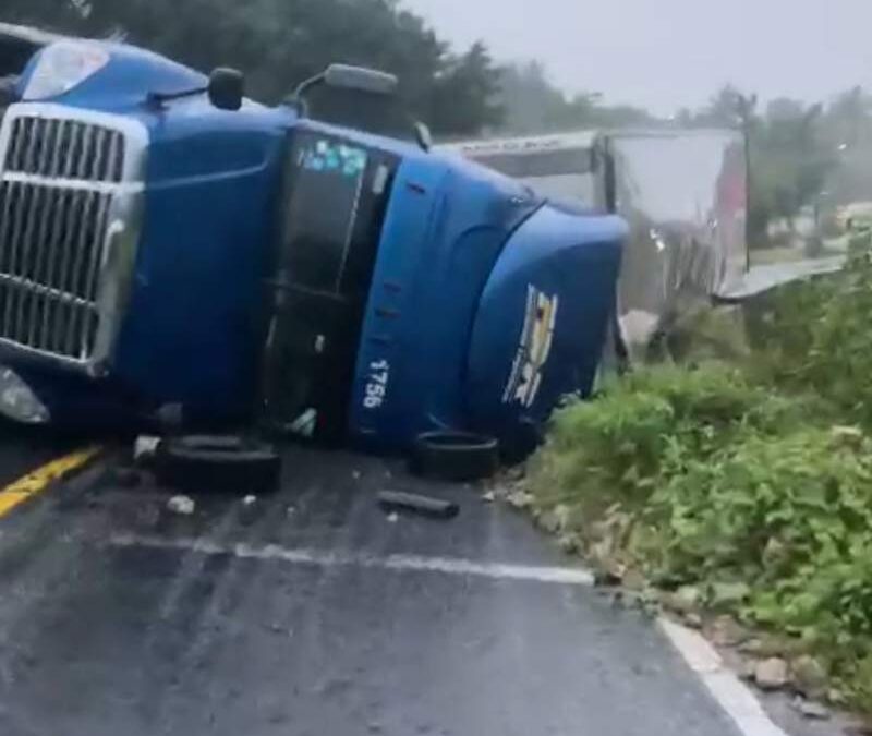 Socavón en la carretera federal 200 se traga tráiler; continúan las afectaciones en la Costa