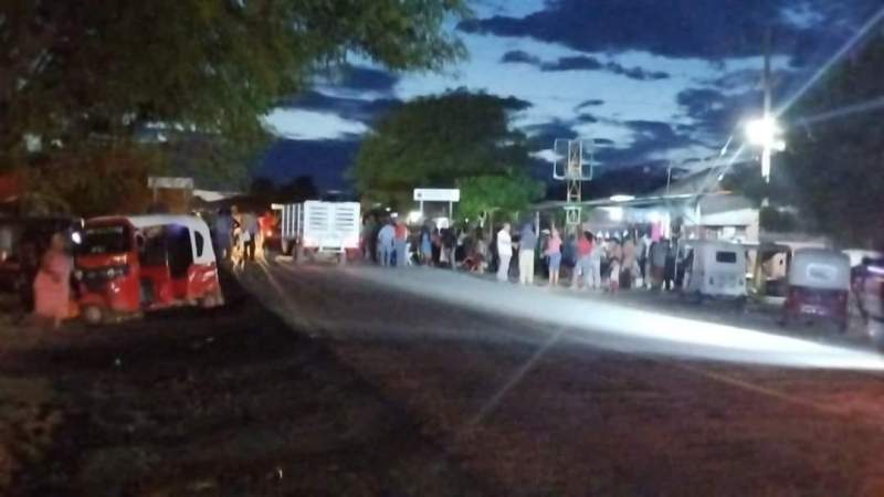 Por apagones, bloquean paso por segundo día en Jalapa del Marqués