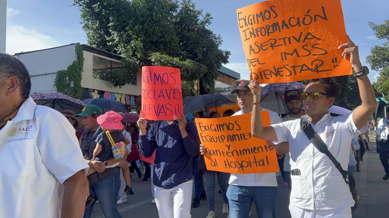 Marchan trabajadores de Salud en la capital