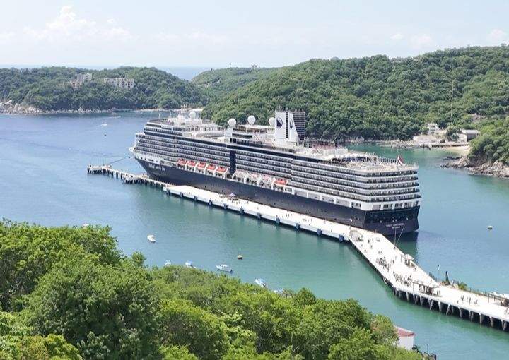 Arriba crucero Nieuw Amsterdam, estima derrama económica por más de 2.5 mdp en Huatulco