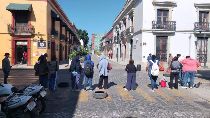 Bloquean estudiantes de la UPN sobre Armenta y López