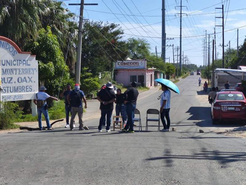 Cierran maestros paso en Salina Cruz