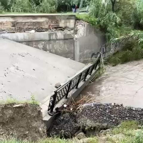 Colapsa puente en Mitla