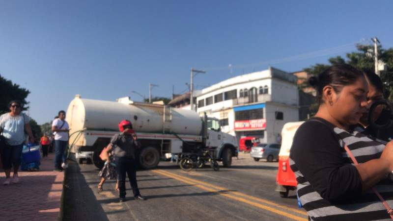 Colonos bloquean paso en el Puente de Fierro en Tehuantepec