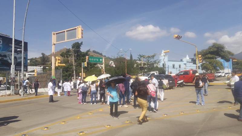 De nueva cuenta, trabajadores de Salud bloquean el crucero de la Fuente de las Ocho Regiones