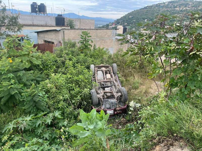 Dos personas lesionadas deja caída de auto en zona de la capital