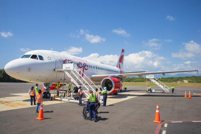 Llega primer vuelo de Air Canadá a Santa María Huatulco