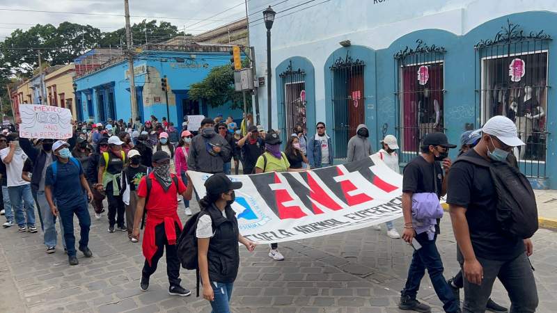 Marchan normalistas por el 2 de octubre en Oaxaca; no se reportan incidentes