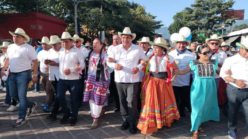 No trabajan, pero bien que festejan; calenda de burócratas genera molestia en ciudadanos de la capital