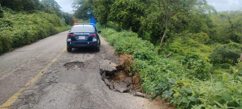 Reportan socavón en carretera a la Costa