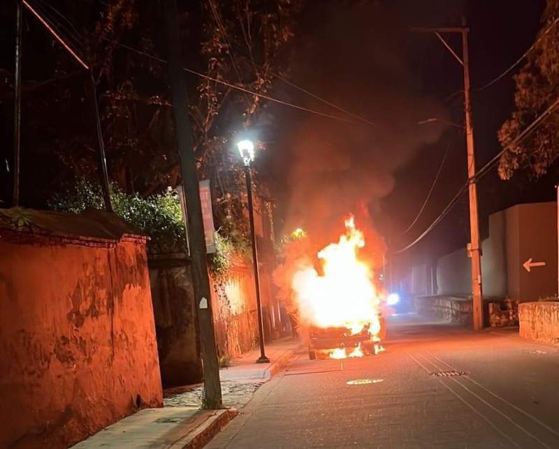 Se incendia vehículo particular en Calzada San Felipe