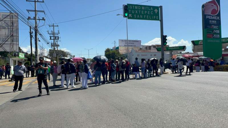 Trabajadores de la Subsección 07 bloquean el crucero de Fonapas