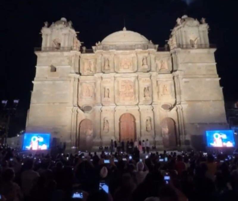 Iluminan la Catedral de Oaxaca