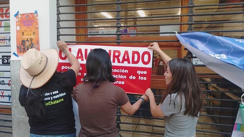 Clausuran simbólicamente un OXXO en la Ciudad de Oaxaca; tras venta de comida chatarras