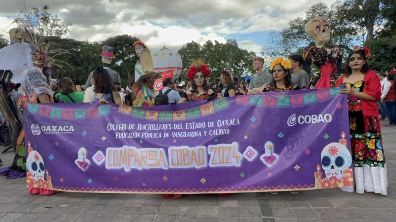 Jóvenes del COBAO realizan comparsa en calles de la capital