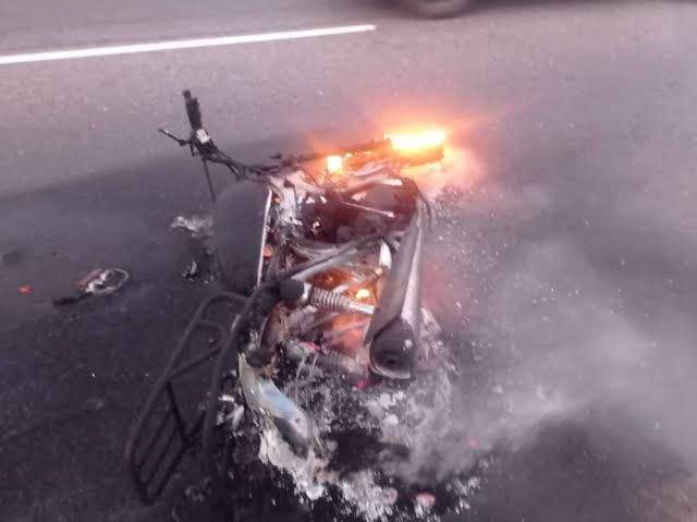 Vecinos de Tehuantepec detienen a ladrón y queman su moto