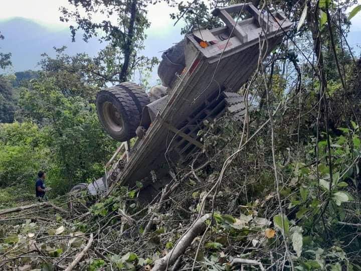 Vuelca camión con materiales de construcción en carretera del Istmo